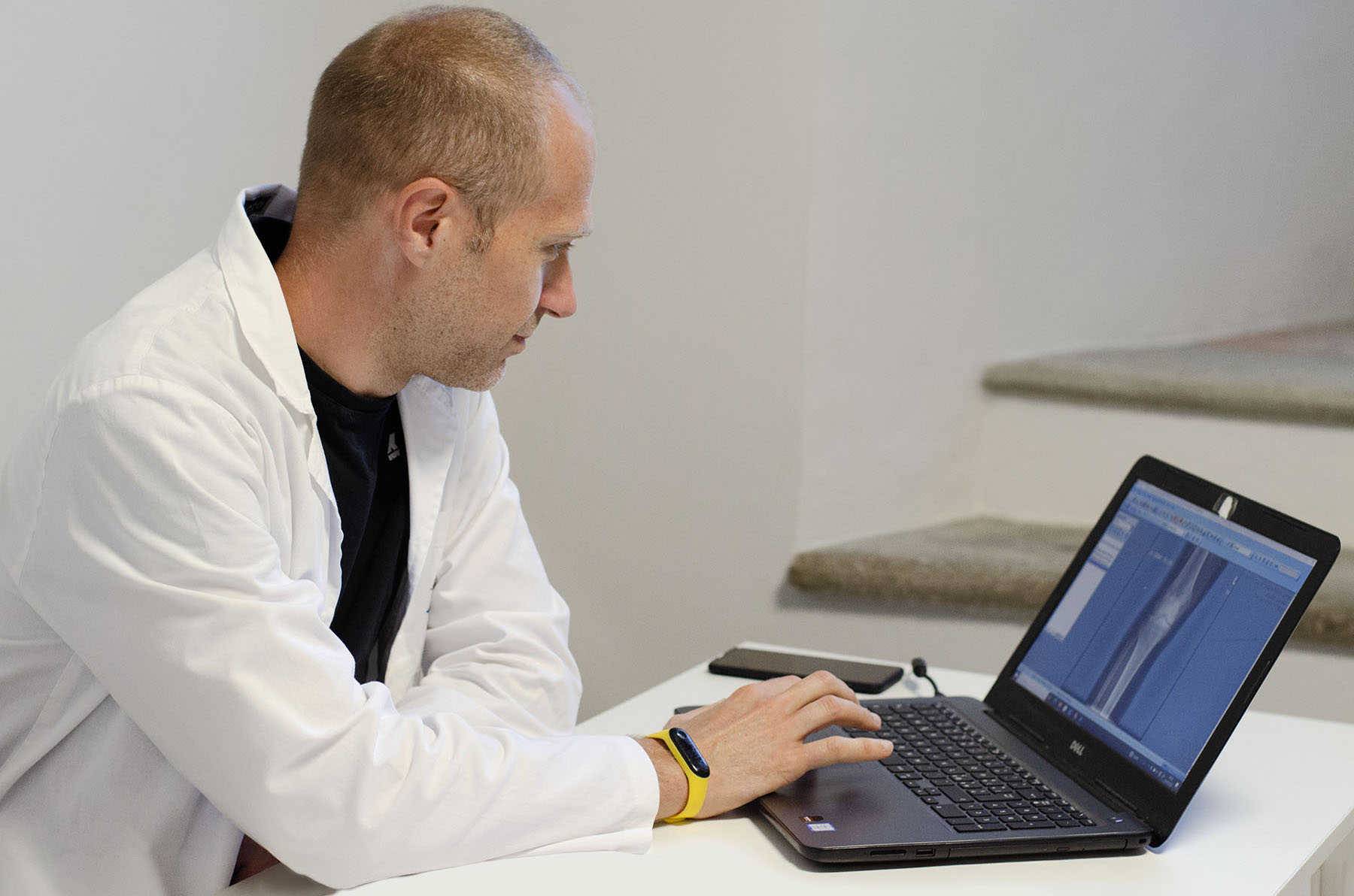 Il dottor andrea leli consulta una radiografia al computer